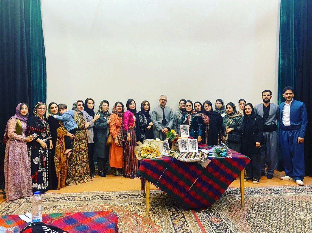 کامێران، تا ئەوپەڕی خەونەکانی شاماران، ڕازەکان ئەدرکێنێ 31 سێ زاراوەی زمانی کوردی: سۆرانی، کەڵهوڕی و هەورامی نووسراوە و لە ساڵی ۱۴۰۲ی ک.هـ لەلایەن چاپەمەنیی ڕێگاوە چاپ و بڵاو کراوەتەوە.