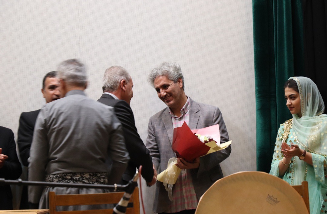 کامێران، تا ئەوپەڕی خەونەکانی شاماران، ڕازەکان ئەدرکێنێ 26 تابلۆ تایبەتەکانی "شاماران"ی بڵاوکرایەوە و لە لایەن "نووسەری شاماران"ەوە ڕێز لە "شێوەکاری شاماران" گیرا.