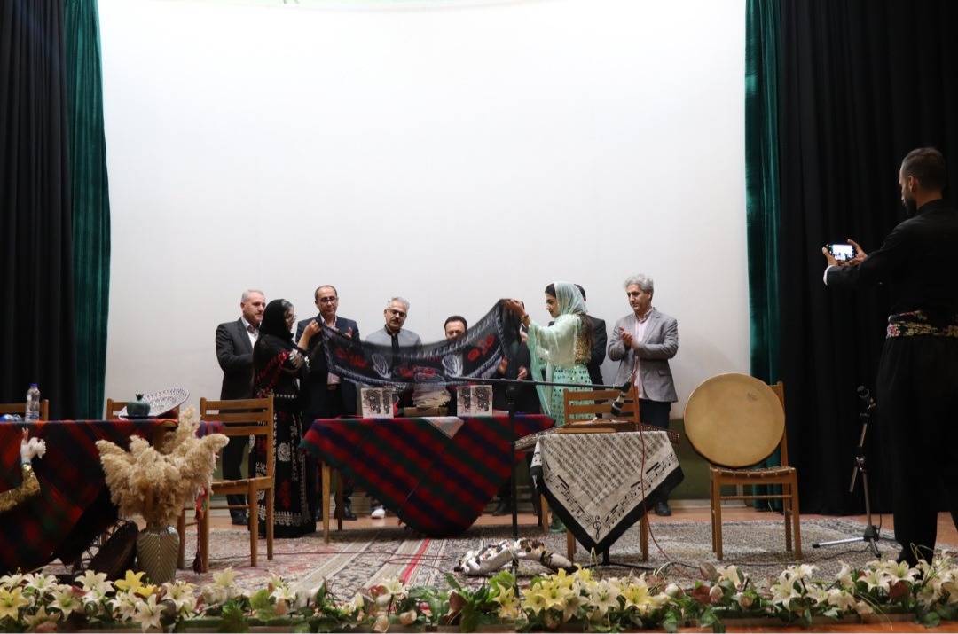 کامێران، تا ئەوپەڕی خەونەکانی شاماران، ڕازەکان ئەدرکێنێ 27 بەشداری بەرپرسانی شاری کامێران و چەپڵەڕێزانی جەماوەردا، خاتوو بێهجەت سەعیدی و نارین شافعیزادەی کچە گەورەی نووسەر، پەردەیان لەسەر ڕۆمانی شاماران لادا.